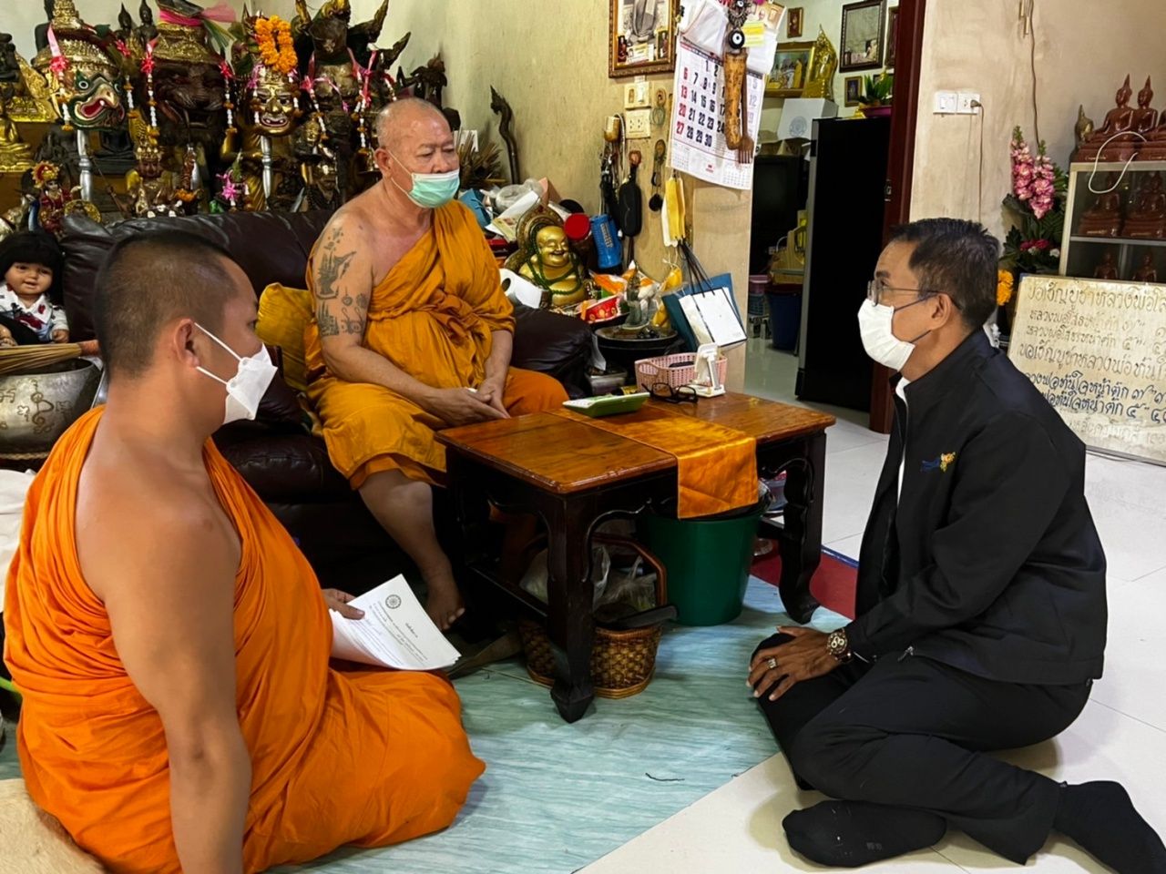 “บุญเชิด กิตติธรางกูร” ผู้อำนวยการสำนักงานพระพุทธศาสนา จ.พระนครศรีอยุธยา ขณะแจ้งต่อเจ้าอาวาส 