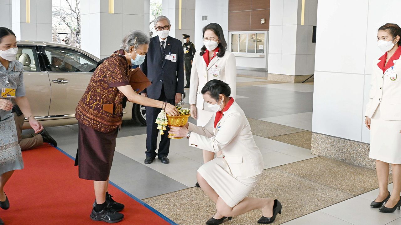 สมเด็จพระกนิษฐาธิราชเจ้า กรมสมเด็จพระเทพรัตนราชสุดาฯ สยามบรมราชกุมารี เสด็จฯไปทรงเป็นองค์ประธานการประชุมสภาสถาบันการพยาบาลศรีสวรินทิรา ณ สถาบันการพยาบาลศรีสวรินทิรา สภากาชาดไทย เมื่อวันที่ 3 ธันวาคม.