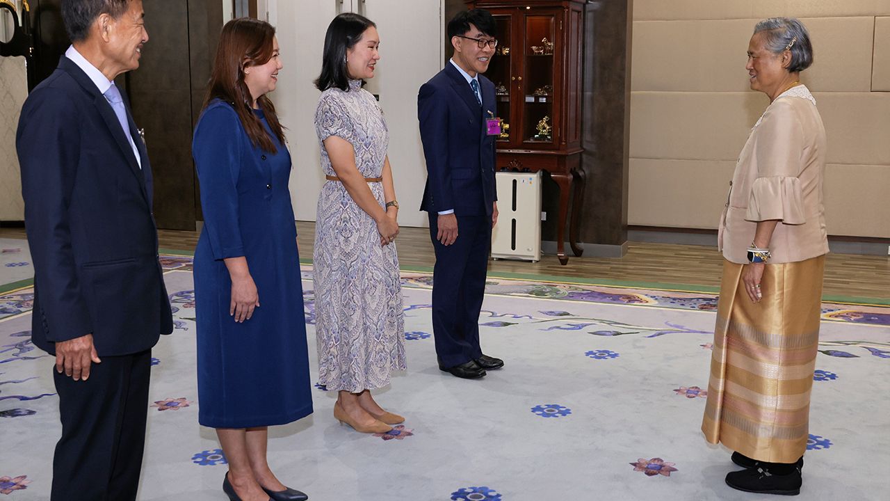 สมเด็จพระกนิษฐาธิราชเจ้า กรมสมเด็จพระเทพรัตนราชสุดาฯ สยามบรมราชกุมารี เสด็จออก ณ วังสระปทุม พระราชทานพระราชวโรกาสให้ ดร.อภิสิทธิ์ อนันตนาถรัตน กก.ผอ.ใหญ่ บริษัทกรุงเทพประกันภัย เฝ้าฯ ทูลเกล้าฯ ถวายเงินเพื่อสมทบกองทุนบริษัทกรุงเทพประกันภัย ในมูลนิธิอานันทมหิดล ประจำปี 2567 เมื่อวันก่อน.