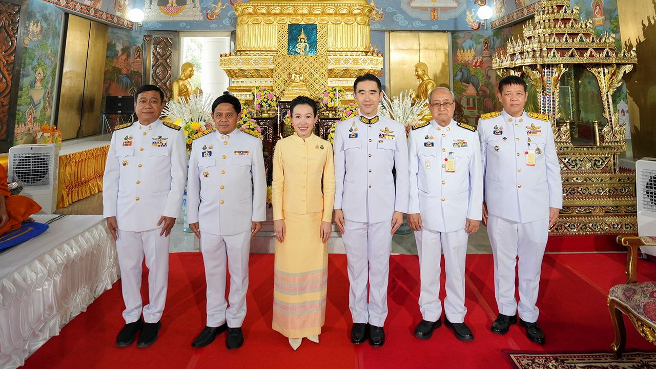 กฐินพระราชทาน - อัศวิน–ฐาปณี เตชะเจริญวิกุล อัญเชิญผ้าพระกฐินพระราชทานไปถวายแด่พระภิกษุสงฆ์ โดยมี อนุวรรตน์ โหมดพริ้ง, สุวิทย์ สุริยะวงค์, วัลลพ แสงทับทอง และ สมศักดิ์ กิตติธรกุล มาร่วมในพิธีด้วย ที่วัดแก้วโกรวาราม อำเภอเมือง จังหวัดกระบี่ วันก่อน.