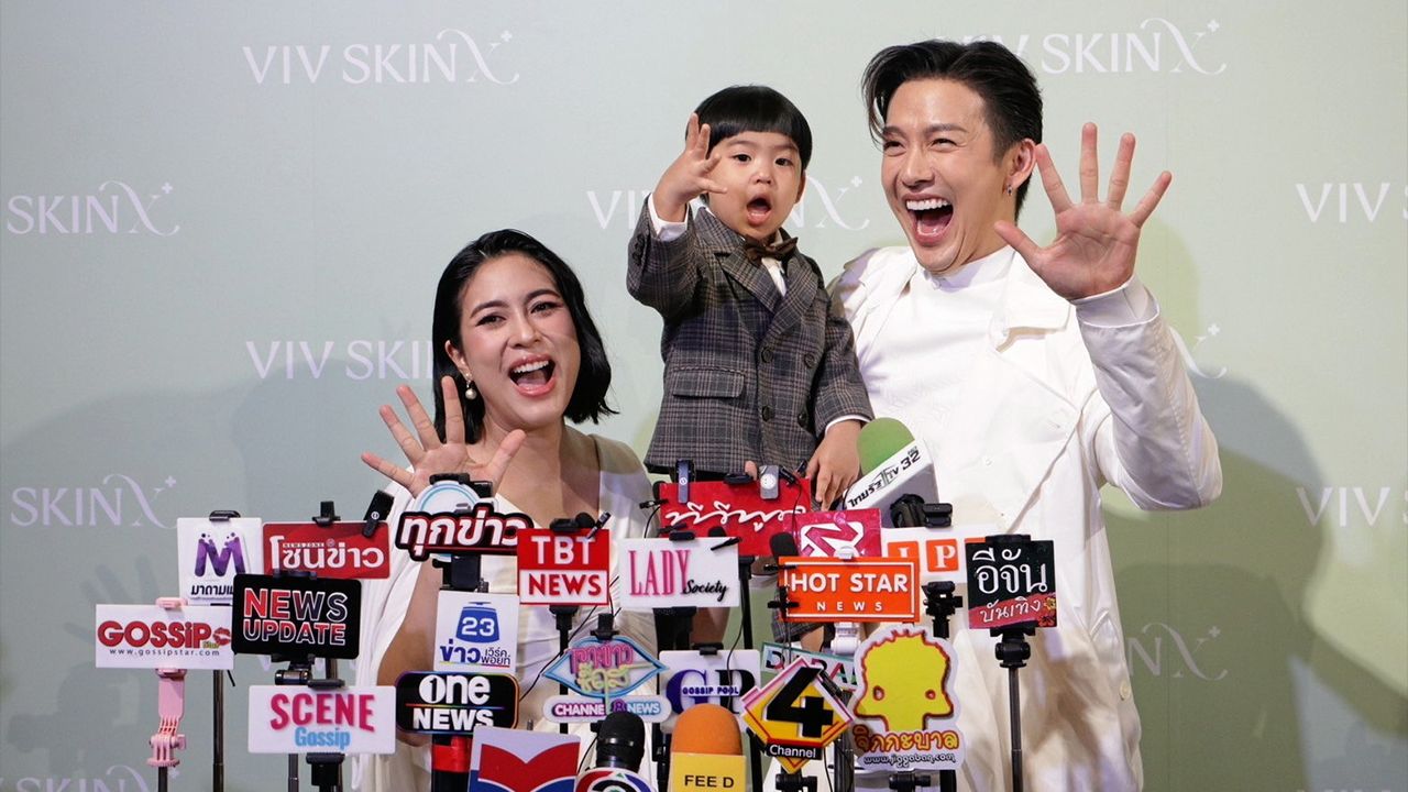 ออกงานเปิดตัวผลิตภัณฑ์ใหม่ของตัวเองกับแบรนด์ VIV SKINX “น้องพีร์เจ” ลูกชาย พ่อพุฒ-แม่จุ๋ย แจกความสดใสทั้งงาน เผยตั้งชื่อให้น้องสาวใกล้คลอดเองว่า “จูจู” น่าเอ็นดูสุดๆ.