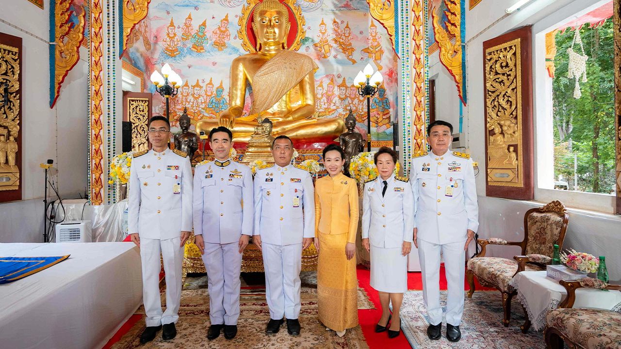 กฐินพระราชทาน - อัศวิน–ฐาปณี เตชะเจริญวิกุล จัดพิธีถวายผ้าพระกฐินพระราชทาน เพื่อร่วมสืบสานประเพณีทำนุบำรุงพระพุทธศาสนา โดยมี จุมพฏ วรรณฉัตรสิริ, นคร ศิริปริญญานันท์, สัญญา โยธา และ ยุคลธร ปัญญะวิก มาร่วมในพิธีด้วย ที่วัดเซกาเจติยาราม จ.บึงกาฬ วันก่อน.