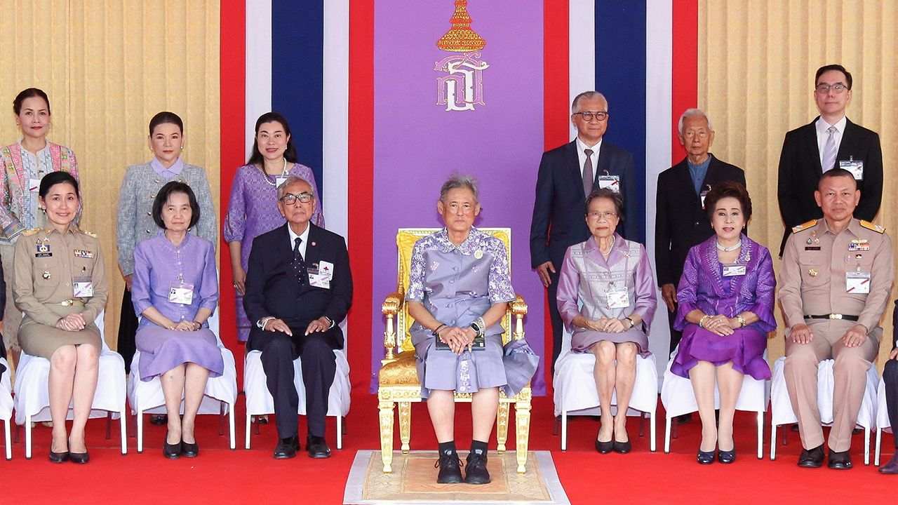 สมเด็จพระกนิษฐาธิราชเจ้า กรมสมเด็จพระเทพรัตนราชสุดาฯ สยามบรมราชกุมารี เสด็จพระราชดำเนินไปทรงเปิดหมู่บ้านเด็กเฉลิมพระเกียรติ ณ อำเภอเมืองนครปฐม จังหวัดนครปฐม เมื่อวันที่ 9 พฤศจิกายน.