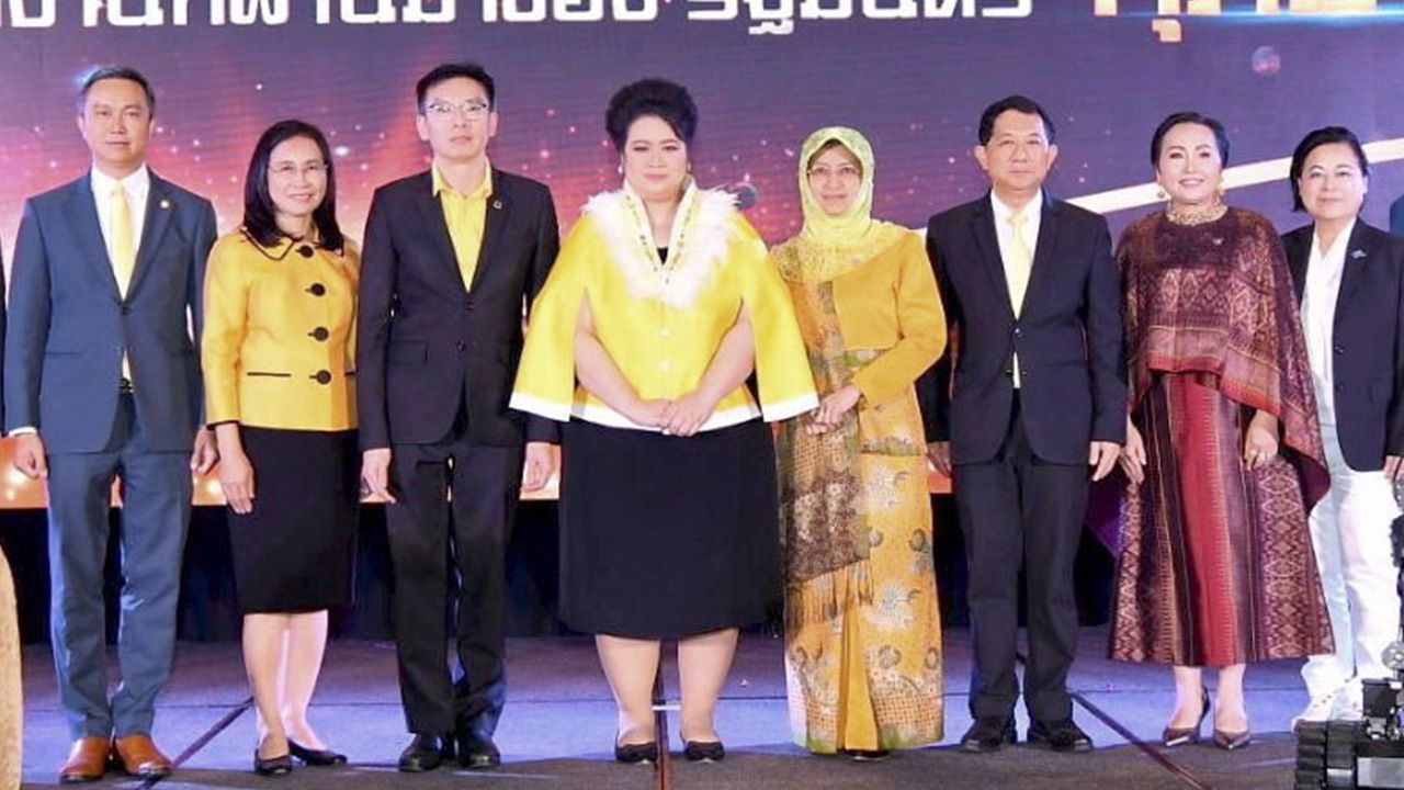 มีผลงาน ศุภมาส อิศรภักดี รมว.อว. แถลงผลการบริหารงานกระทรวงการอุดมศึกษา วิทยาศาสตร์ วิจัยและนวัตกรรม ครบรอบ 1 ปี โดยมี เพชรดาว โต๊ะมีนา, ศ.ดร.ศุภชัย ปทุมนากุล และ ดร.ชุติมา เอี่ยมโชติชวลิต มาร่วมงานด้วย ที่โรงแรมแบงค็อก แมริออท มาร์คีส์ ควีนส์ปาร์ค วันก่อน.