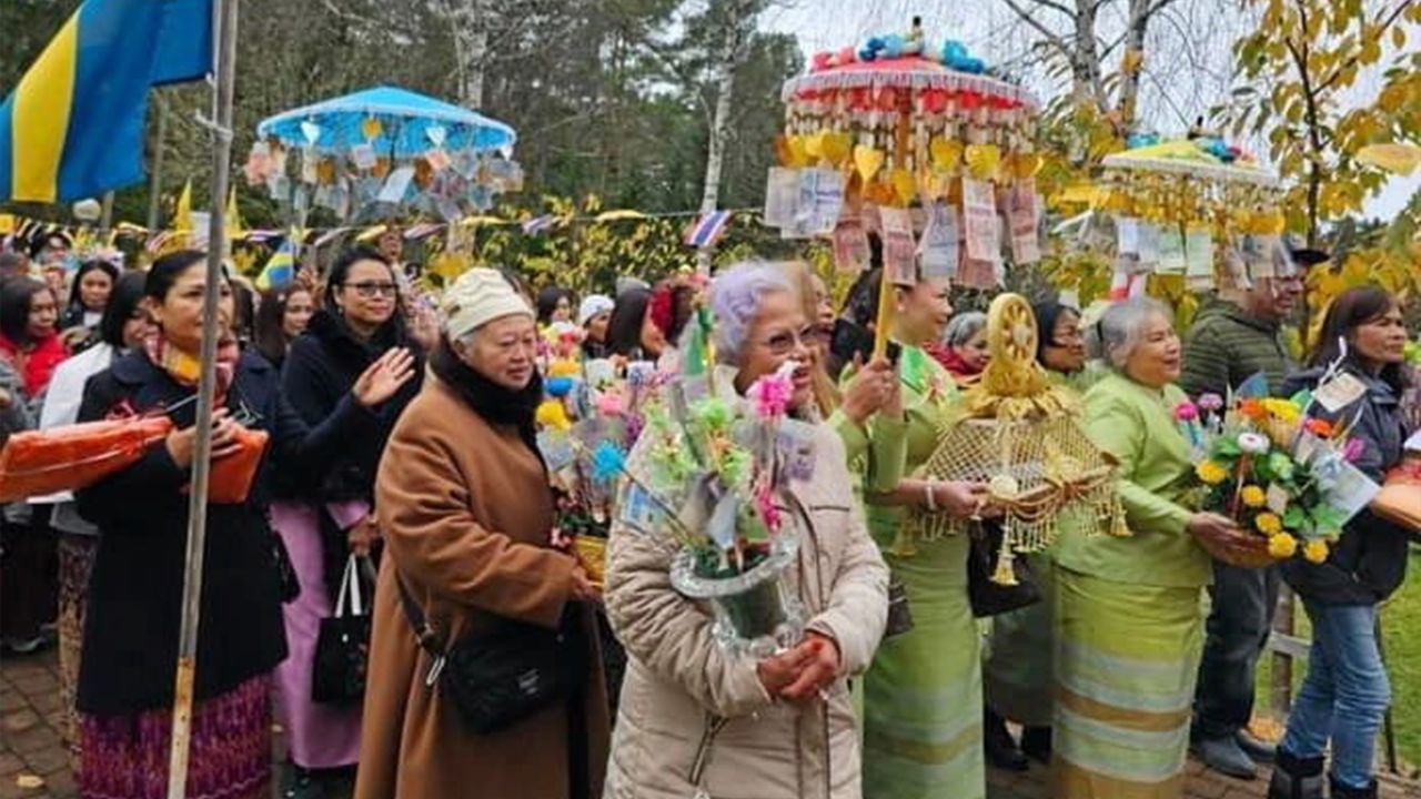 แน่นวัด พระครูศรีญาณวิเทศ เจ้าอาวาส วัดพุทธาราม แวร์มเดอ สวีเดน เป็นประธานฝ่ายสงฆ์พิธีทอดกฐิน มี พิฐรา นวรัตน์ อัครราชทูตที่ปรึกษา และ ชินัตฐา แสงวัชร เลขานุการโท สอท. ณ กรุงสตอกโฮล์ม ไปร่วมงาน.