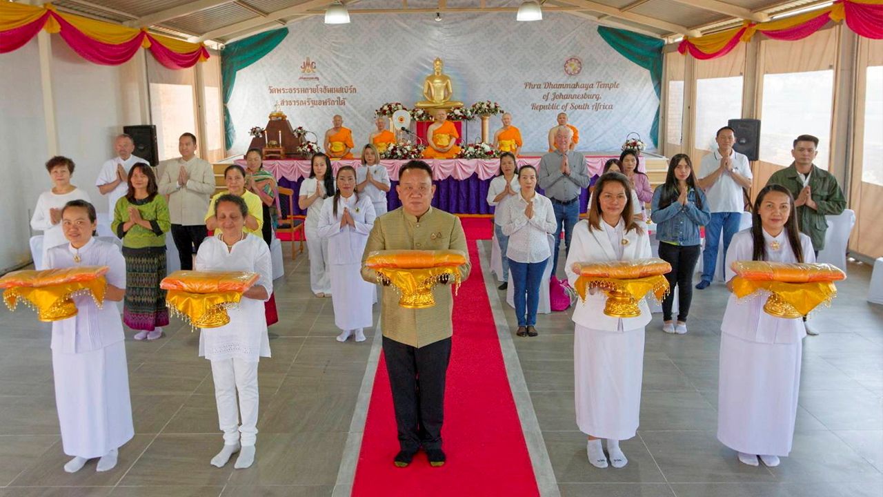 สืบสานประเพณี มังกร ประทุมแก้ว ออท. ณ กรุงพริทอเรียล แอฟริกาใต้ เป็นประธานงานตักบาตรเทโวโรหณะ และทอดผ้าป่าสมทบกฐิน ณ วัดธรรมกาย เมืองโจฮันเนสเบิร์ก แอฟริกาใต้.