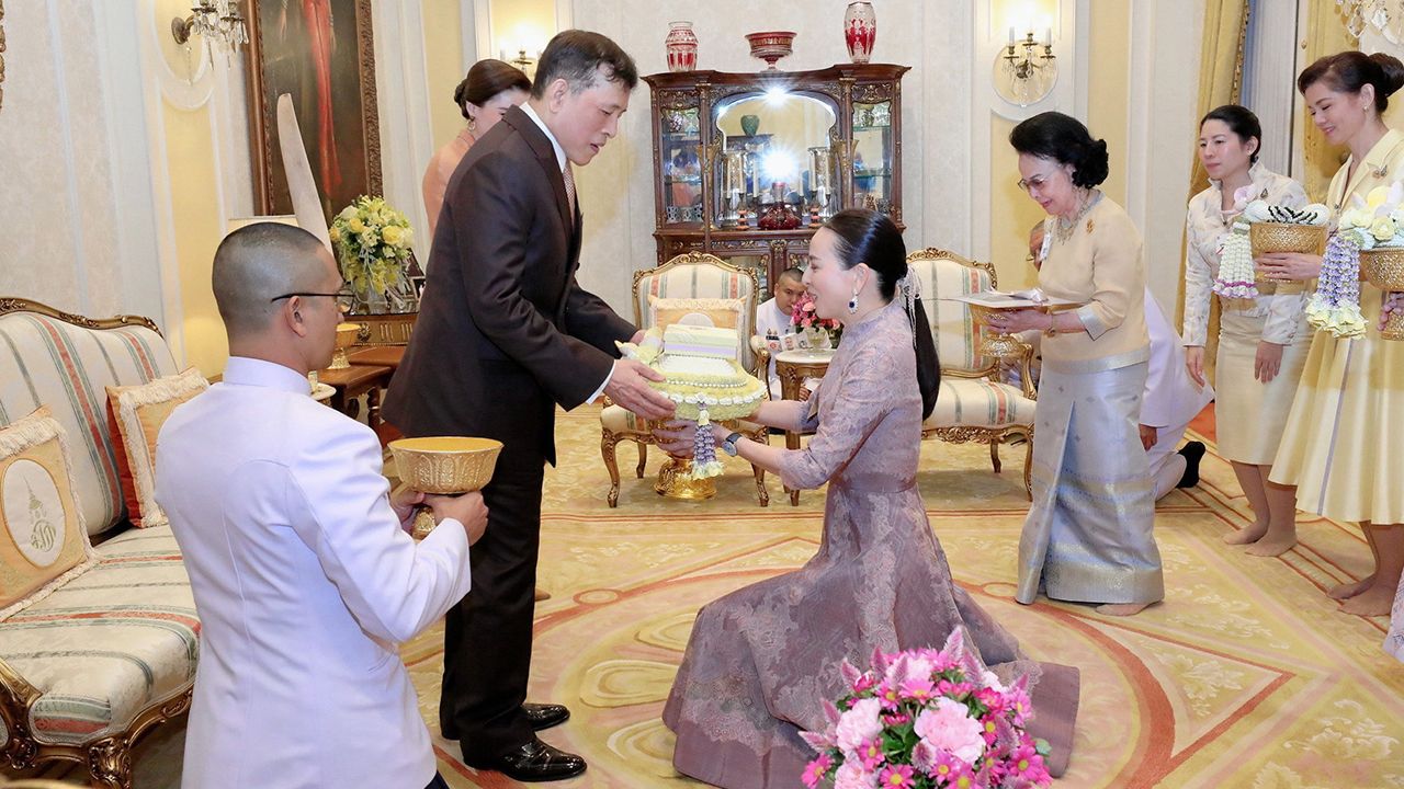 พระบาทสมเด็จพระเจ้าอยู่หัว และสมเด็จพระนางเจ้าฯ พระบรมราชินี เสด็จออก ณ พระที่นั่งอัมพรสถาน พระราชทานพระบรมราชวโรกาสให้ นวลพรรณ ลํ่าซำ เฝ้าฯ น้อมเกล้าฯ ถวายรถพยาบาลจำนวน 1 คัน เพื่อทรงใช้ตามพระราชอัธยาศัย เนื่องในโอกาสพระราชพิธีมหามงคลเฉลิมพระชนมพรรษา 6 รอบ เมื่อวันที่ 12 พฤศจิกายน.