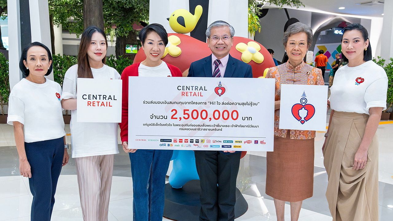 ช่วยเด็ก ปิยวรรณ ลีละสมภพ มอบเงินจำนวน 2,500,000 บาท จากแคมเปญ “Hi! ใจ ส่งต่อความสุขไม่รู้จบ” ให้ ผศ.นพ.สุเทพ วาณิชย์กุล เพื่อนำไปใช้ในการผ่าตัดช่วยเหลือผู้ป่วยเด็กโรคหัวใจแต่กำเนิด โดยมี พนิดา ชอบวณิชชา มาร่วมในพิธีด้วย ที่อาคารยูนิลิเวอร์ วันก่อน.