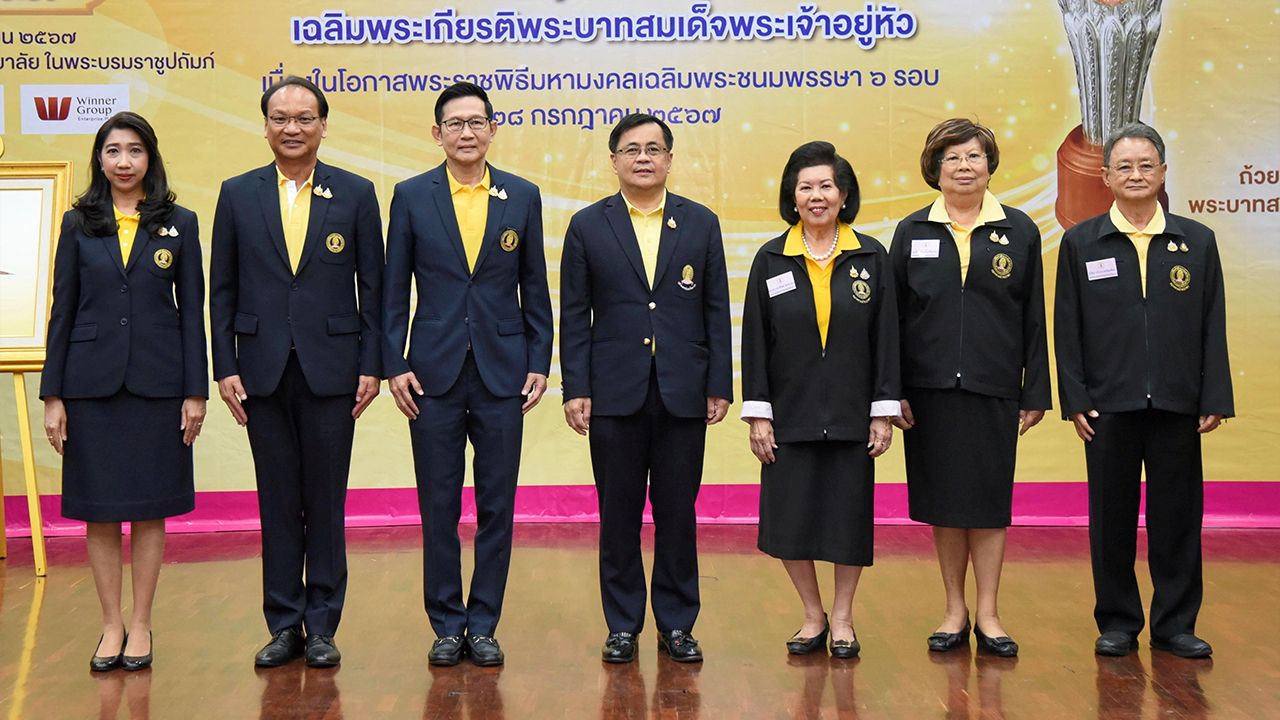 สุนทรพจน์ อรรถพล ฤกษ์พิบูลย์ และ ศ.ดร.วิเลิศ ภูริวัชร เปิด “การประกวดสุนทรพจน์อุดมศึกษาเฉลิมพระเกียรติพระบาทสมเด็จพระเจ้าอยู่หัว” โดยมี ผศ.ดร.พรทิพย์ พุกผาสุข, มาลีรัตน์ ปลื้มจิตรชม และ สุริยะ ประสาทบัณฑิต มาร่วมงานด้วย ที่สมาคมนิสิตเก่าจุฬา วันก่อน.