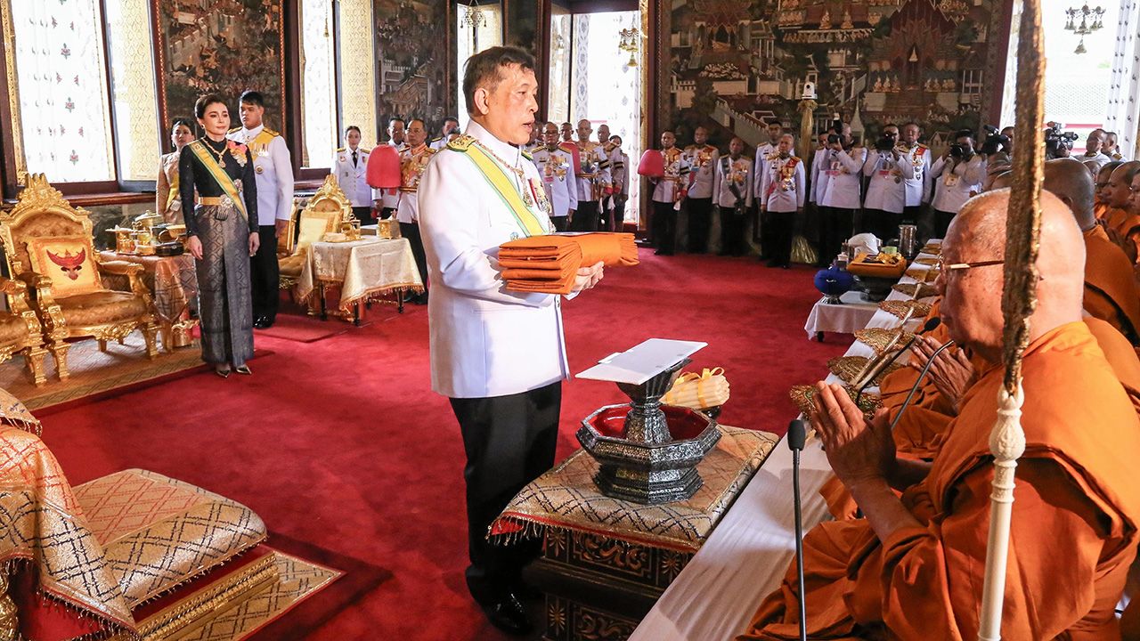 พระบาทสมเด็จพระเจ้าอยู่หัว และ สมเด็จพระนางเจ้าฯ พระบรมราชินี เสด็จฯไปในการพระราชพิธีทรงบำเพ็ญพระราชกุศลถวายผ้าพระกฐิน โดยขบวนพยุหยาตราทางชลมารค ณ วัดอรุณราชวราราม เมื่อวันที่ 27 ตุลาคม.