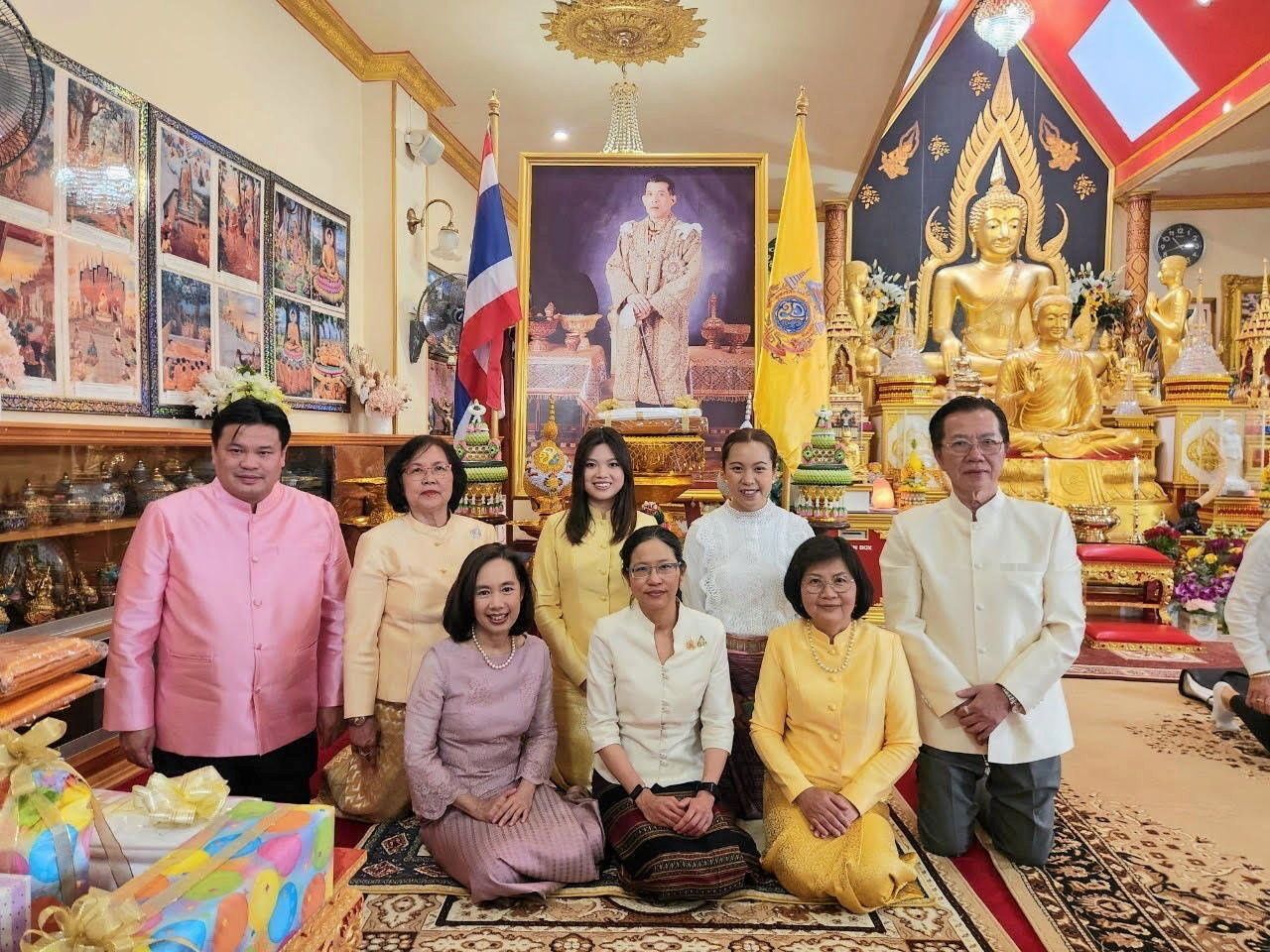 กฐินพระราชทาน อาจารี ศรีรัตนบัลล์ ออท. ณ กรุงแคนเบอร์รา ออสเตรเลีย และ หัทยา คูสกุล กสญ. ณ นครซิดนีย์ ร่วมงานถวายผ้าพระกฐินพระราชทาน ณ วัดป่าพุทธรังษี ลูเมียห์ มี ณิชาภา ธรรมสิรภพ เป็นประธาน.