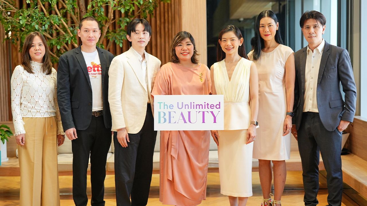 สวยรับปีใหม่ - มณีจันทร์ สมิทธิสมบูรณ์ จัดแคมเปญ “The Unlimited Beauty 2024” เชิญชวนมาอัปเลเวลความสวยรับปีใหม่ พร้อมสะสม-แลกพอยท์เดอะวันเป็นส่วนลด จัดถึง 31 ธ.ค. โดยมี อัญรัตน์ พรประกฤต และ พรวดี โรจน์รุ่งสัตย์ มาร่วมงานด้วย ที่เซ็นทรัลเวิลด์ วันก่อน.