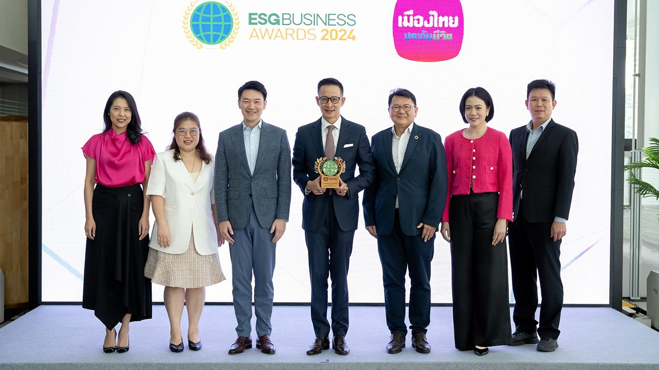 โดดเด่น สาระ ลํ่าซำ ซีอีโอเมืองไทยประกันชีวิต รับรางวัล “Health Equity and Inclusion Award-Thailand” ด้วยความโดดเด่นคิดริเริ่มรับประกันการเข้าถึงบริการสุขภาพอย่างเท่าเทียม โดยมี ดร.สุธี โมกขะเวส มาร่วมงานด้วย ที่เมืองไทยประกันชีวิต สำนักงานใหญ่ วันก่อน.