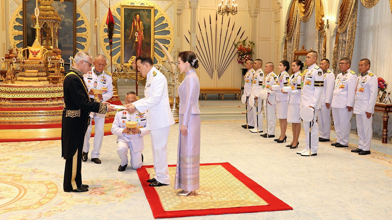 พระบาทสมเด็จพระเจ้าอยู่หัว และ สมเด็จพระนางเจ้าฯ พระบรมราชินี  เสด็จออก ณ พระที่นั่งอัมพรสถาน พระราชทานพระบรมราชวโรกาสให้ ลูวิช มานูแวล ดือ มากาไญซ์ ดือ อัลบูแกร์ก วือโลซู เฝ้าฯ ถวายอักษรสาส์นตราตั้ง  เป็นเอกอัครราชทูตวิสามัญผู้มีอำนาจเต็มแห่งสาธารณรัฐโปรตุเกสประจำประเทศไทย  เมื่อวันที่  19  ตุลาคม.