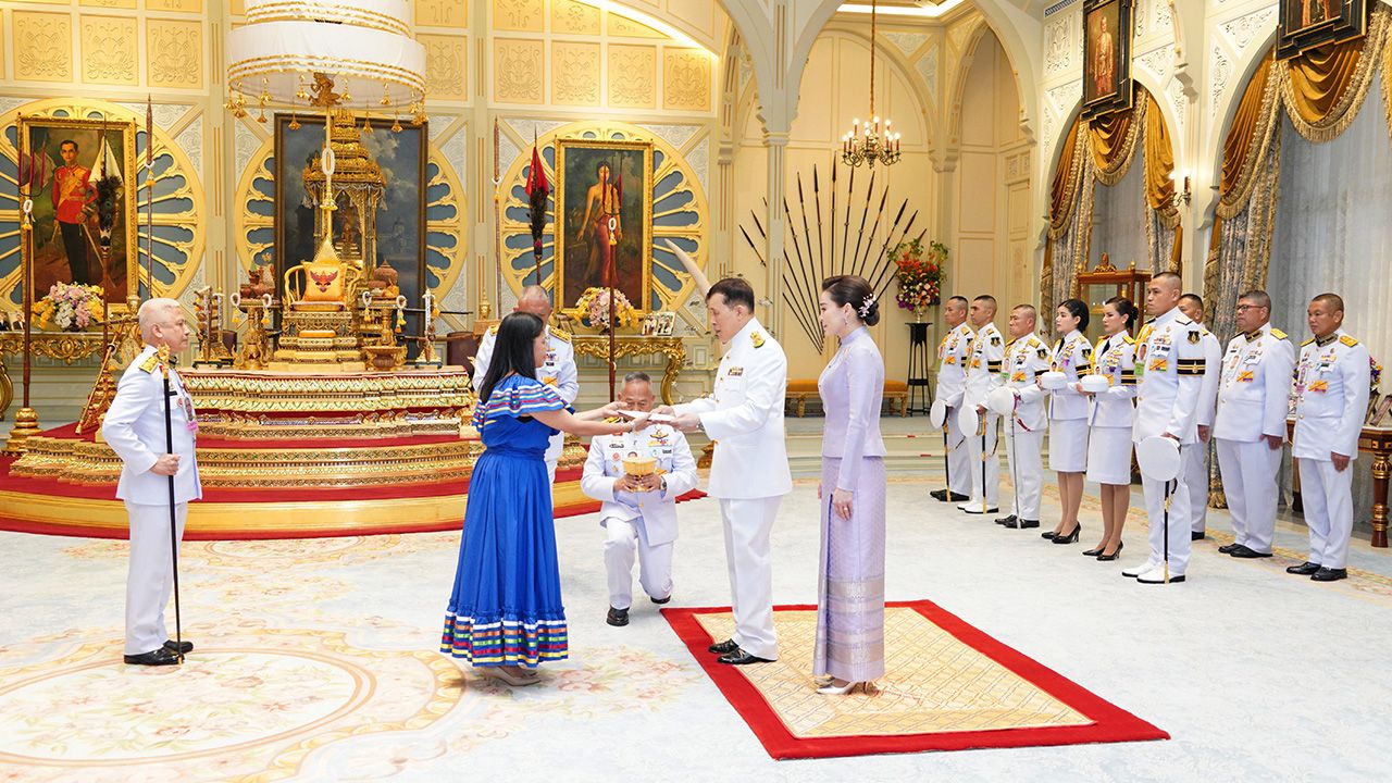 พระบาทสมเด็จพระเจ้าอยู่หัว และ สมเด็จพระนางเจ้าฯ พระบรมราชินี เสด็จออก ณ พระที่นั่งอัมพรสถานพระราชทานพระบรมราชวโรกาสให้ ซันดี อานาเบลล์ ดาบิลา ซันโดบัล เฝ้าฯ ถวายอักษรสาส์นตราตั้งเป็นทูตนิการากัว เมื่อวันก่อน.