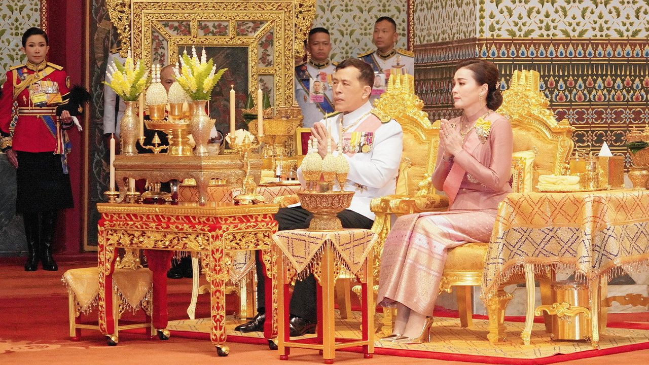 พระบาทสมเด็จพระเจ้าอยู่หัว และ สมเด็จพระนางเจ้าฯ พระบรมราชินี เสด็จพระราชดำเนินไปในการพระราชพิธีทรงบำเพ็ญพระราชกุศล วันปิยมหาราช ณ พระที่นั่งอมรินทรวินิจฉัย พระบรมมหาราชวัง เมื่อวันที่ 23 ตุลาคม.