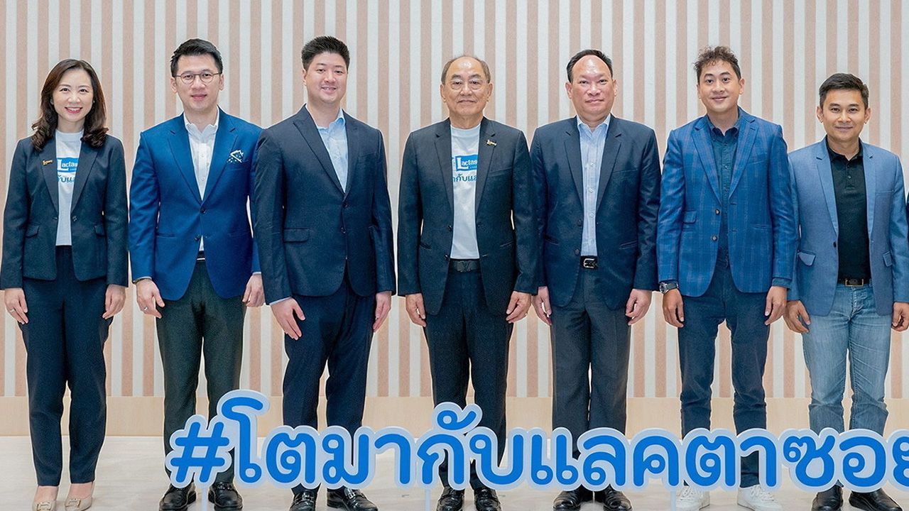 ดื่มแลคตาซอย - สามารถ จิรพัฒนกุล และ มัลลิกา จิรพัฒนกุล จัดงานมอบรางวัลทุนการศึกษาให้ผู้ชนะการประกวดคลิปวิดีโอ “โตมากับแลคตาซอย” โดยมี รติ พันธุ์ทวี, สุวิกรม อัมระนันทน์, เดียว วรตั้งตระกูล และ สัมพันธ์ ศิริจิวานนท์ มาร่วมงานด้วย ที่ บ.แลคตาซอย สนง.ใหญ่ วันก่อน.