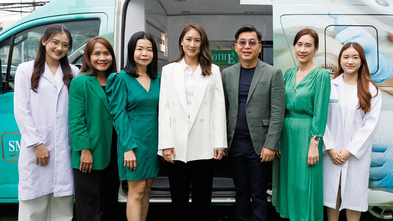 หน้าใส  -  ธนชัย ชัยกิตติวนิช และ ศุภาพิชญ์ พิทยานุกุล จัดแคมเปญ “Smooth E Mobile Clinic” นำผู้เชี่ยวชาญด้านผิวหนังให้คำแนะนำคนรุ่นใหม่เรื่องการดูแลผิวหน้าให้สุขภาพดีหน้าใสไร้สิว โดยมี ราตรี อุดมทรัพย์ และ วินิธา จันทรคณา มาร่วมงานด้วย ที่ร้านคาสนัส บีเคเค วันก่อน.