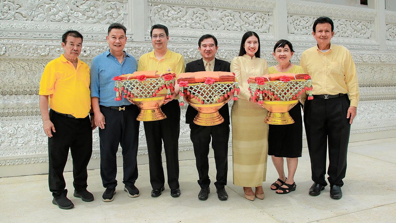 อุปสมบทหมู่  -  พล.ต.ต.นพ.ไพบูลย์ มะระพฤกษ์วรรณ เป็นประธานในพิธีอุปสมบทหมู่ถวายเป็นพระราชกุศล เนื่องในโอกาสเฉลิมพระชนมพรรษา 6 รอบ โดยมี ผศ.ดร.สืบพงษ์ ปราบใหญ่ และ บุญชอบ ล้ออุไร มาร่วมในพิธีด้วย ที่วัดแหลม อ.พระประแดง จ.สมุทรปราการ วันก่อน.