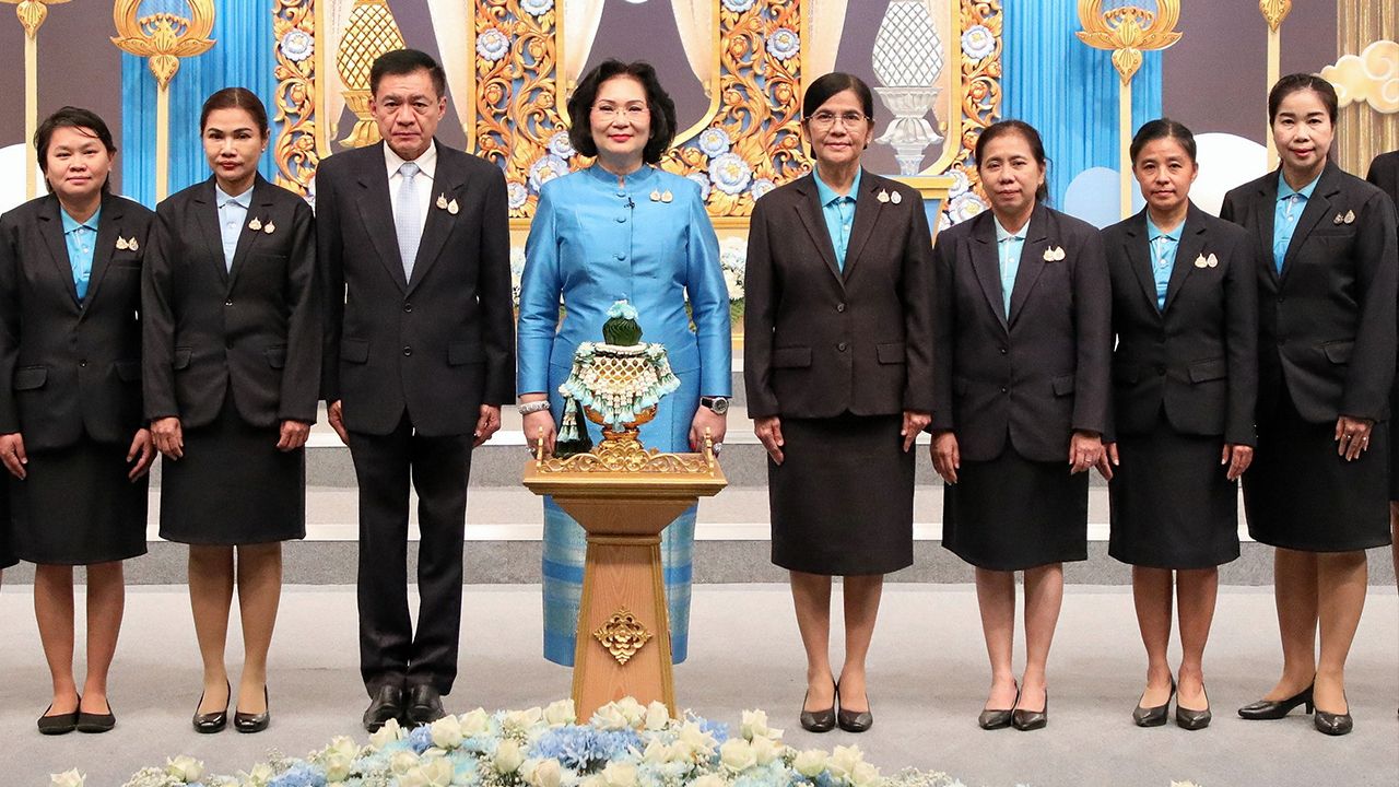 ถวายพระพร  -  คุณหญิงปัทมา ลีสวัสดิ์ตระกูล ประธาน กก.บห.กองทุนส่งเสริมศิลปะร่วมสมัยมาบันทึกเทปโทรทัศน์ถวายพระพร ในโอกาสวันเฉลิมพระชนมพรรษา 12 สิงหาคม โดยมี โกวิท ผกามาศ และ เกษร กำเหนิดเพ็ชร มาร่วมงานด้วย ที่สถานีโทรทัศน์ ช่อง 5 วันก่อน.