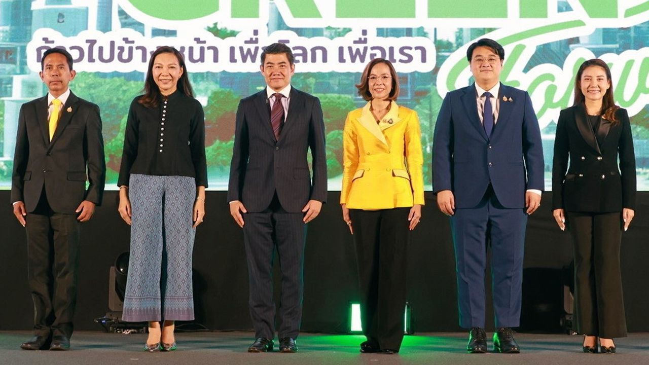 เพื่อโลก - พิมพ์ภัทรา วิชัยกุล รมว.อุตสาหกรรม เปิดงาน “Moving Green Forward ก้าวไปข้างหน้า เพื่อโลก เพื่อเรา” มุ่งให้ภาคอุตสาหกรรมลดการปล่อยก๊าซเรือนกระจกมากกว่า 7.2 ล้านตันคาร์บอนไดออกไซด์ต่อปี โดยมี ภาสกร ชัยรัตน์ มาร่วมงานด้วย ที่สามย่านมิตรทาวน์ วันก่อน.