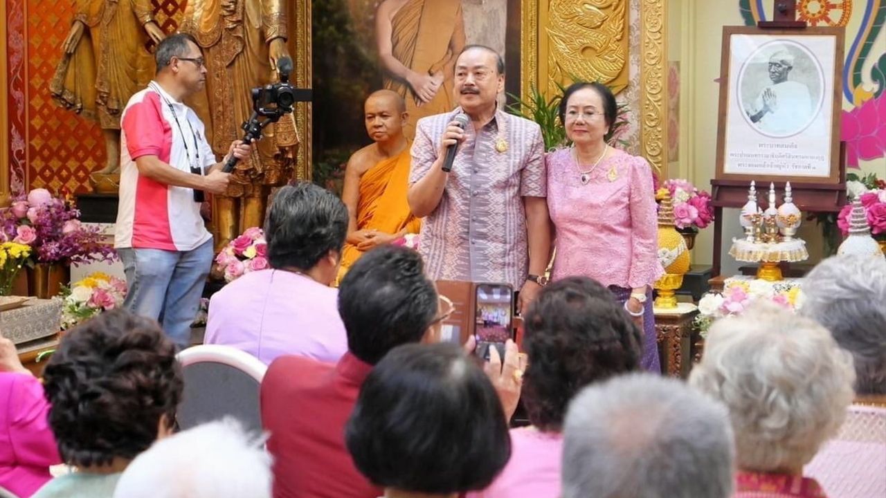 ครบรอบ 30 ปี - วีรชาติ โภคภูมิพัฒน์ ประธานบริหารฝ่ายฆราวาส วัดพุทธไทยถาวรวนาราม นิวยอร์ก สหรัฐฯ กล่าวต้อนรับผู้ร่วมงานบำเพ็ญกุศล 30 ปี โดยมี สมใจ ตะเภาพงษ์ กสญ. ณ นครนิวยอร์ก เป็นประธานในพิธี.