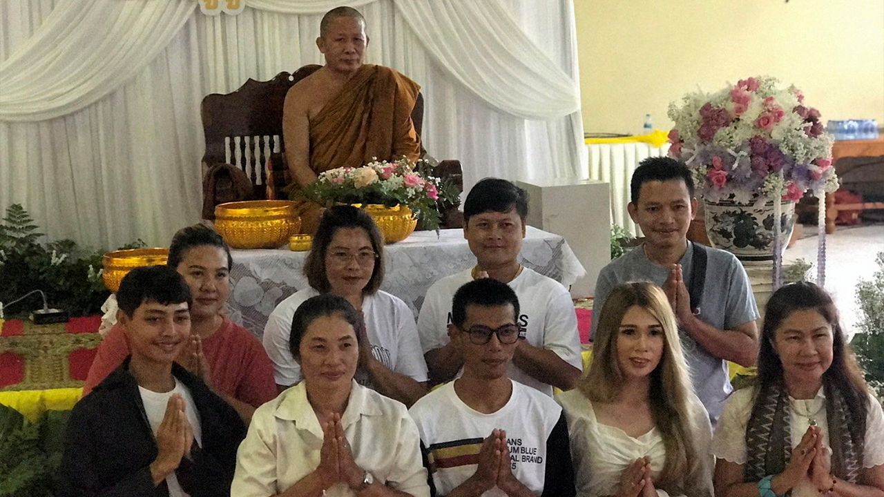 เฉลิมพระเกียรติ - อรุณรุ่ง โพธิ์ทอง ฮัมฟรีย์ส ออท. ณ กรุงสตอกโฮล์ม สวีเดน เป็นประธานในกิจกรรมทำบุญตักบาตรกับชุมชนไทย เพื่อเฉลิมพระเกียรติ พระบาทสมเด็จพระเจ้าอยู่หัว ที่วัดพุทธาราม แวร์มเดอ สวีเดน.