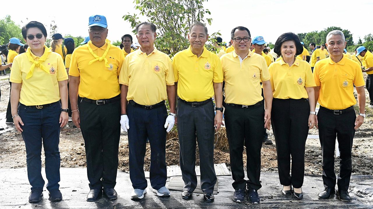 เฉลิมพระเกียรติ  -  พล.อ.อ.ชลิต พุกผาสุข องคมนตรี เปิดโครงการปลูกต้นไม้เฉลิมพระเกียรติ ในโอกาสพระราชพิธีมหามงคลเฉลิมพระชนมพรรษา 6 รอบ โดยมี ประจักษ์ ตั้งคารวคุณ, สุชาติ ระมาศ และ นารถนารี รัฐปัตย์ มาร่วมงานด้วย ที่มูลนิธิพระดาบส จ.สมุทรปราการ วันก่อน.