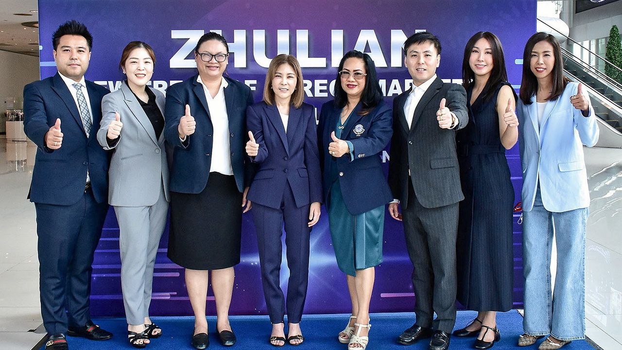 โชว์ไอเดีย - อัยรินทร์ จุลล์จักรวงศา เปิดโครงการ “ZHULIAN NEXT GEN” การแข่งขันโชว์ไอเดียสร้างสรรค์แผนการตลาดโปรโมตสินค้าและบริการ โดยมี ณัฐชานนท์ จุลล์จักรวงศา และ อรวรางค์ จุลล์จักรวงศา มาร่วมงานด้วย ที่ซูเลียน รอยัล คอนเวนชัน เซ็นเตอร์ จ.นนทบุรี วันก่อน.