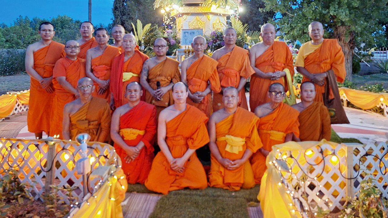 รำลึก - พระวิเทศพรหมคุณ เจ้าอาวาสวัดพรหมคุณาราม เมืองฟีนิกซ์ รัฐอริโซนา สหรัฐฯ จัดงานวันรำลึกปีที่ 33 เกิดเหตุการณ์ฆ่าหมู่พระและฆราวาส 9 ศพ ภายในวัด มีพุทธศาสนิกชนไปร่วมงานจำนวนมาก.