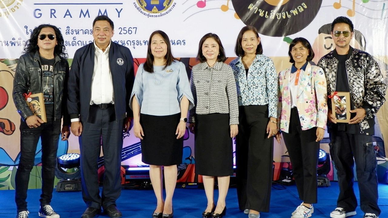 สานฝัน - พงษ์สวาท นีละโยธิน ปลัดกระทรวงยุติธรรม เปิดกิจกรรม “สานฝันผ่านเสียงเพลง” โดยมี พ.ต.ท.ประวุธ วงศ์สีนิล, นลินนาถ ไกรนรา, วิภาภรณ์ อังศุยานนท์ และประภาวดี ธานีรนานนท์ มาร่วมงานด้วย ที่สถานแรกรับเด็กและเยาวชนชายบ้านเมตตา วันก่อน.