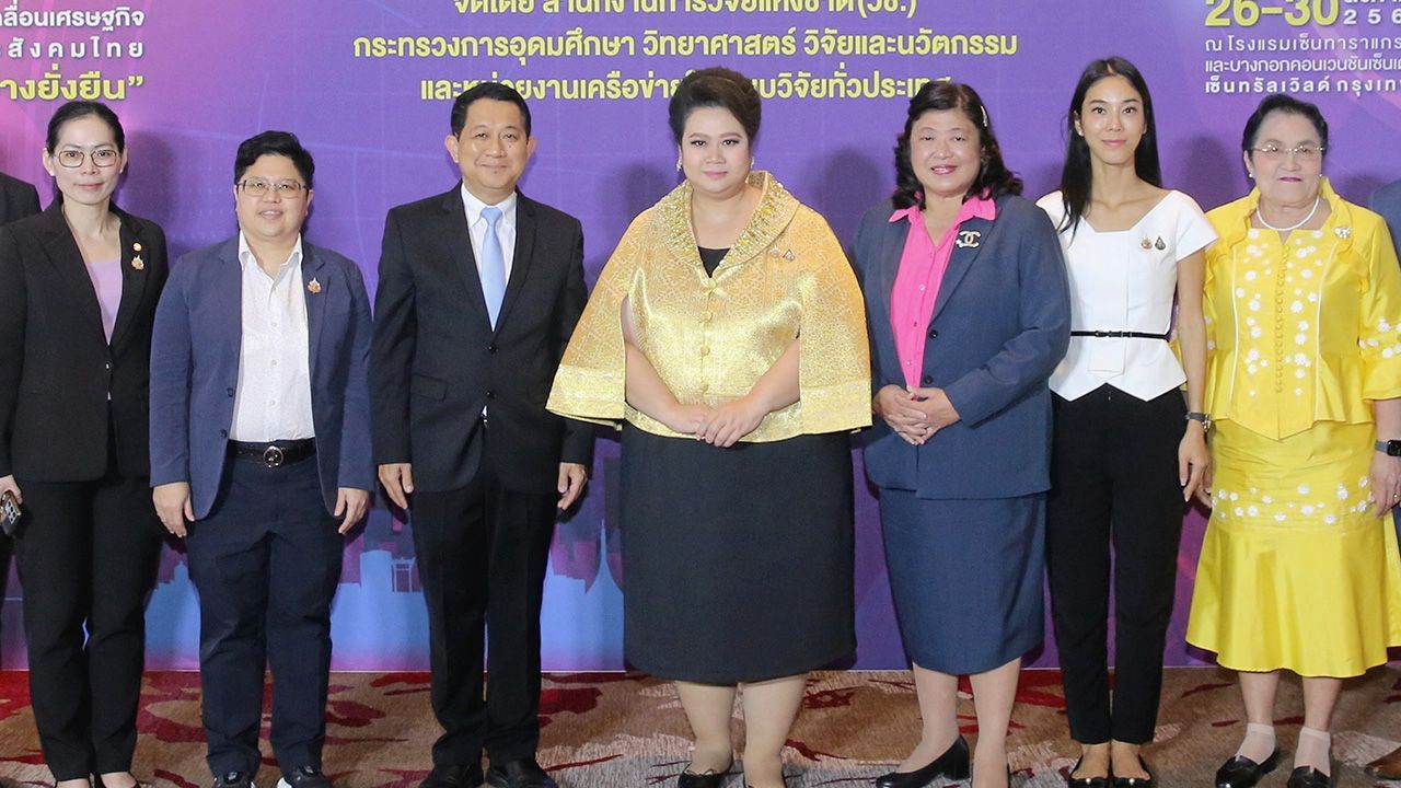 อย่าพลาด - ศุภมาส อิศรภักดี รก.รมว.อว. แถลงข่าวการจัดงาน “มหกรรมงานวิจัยแห่งชาติ 2567” ระหว่าง 26-30 ส.ค. โดยมี ดร.วิภารัตน์ ดีอ่อง, ศ.ดร.นพ.สิริฤกษ์ ทรงศิวิไล และ ดร.กริชผกา บุญเฟื่อง มาร่วมแถลงด้วย ที่โรงแรมเซ็นทาราแกรนด์ เซ็นทรัลเวิลด์ วันก่อน.