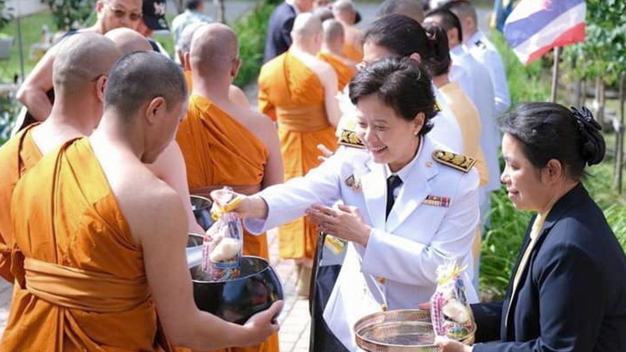 ถวายพระราชกุศล - อรุณรุ่ง โพธิ์ทอง ฮัมฟรีย์ส ออท. ณ กรุง สตอกโฮล์ม สวีเดน เป็นประธานในพิธีทำบุญตักบาตรถวายเป็นพระราชกุศลและถวาย พระพรชัยมงคลแด่ พระบาทสมเด็จพระเจ้าอยู่หัว ที่วัดพุทธาราม แวร์มเดอ.