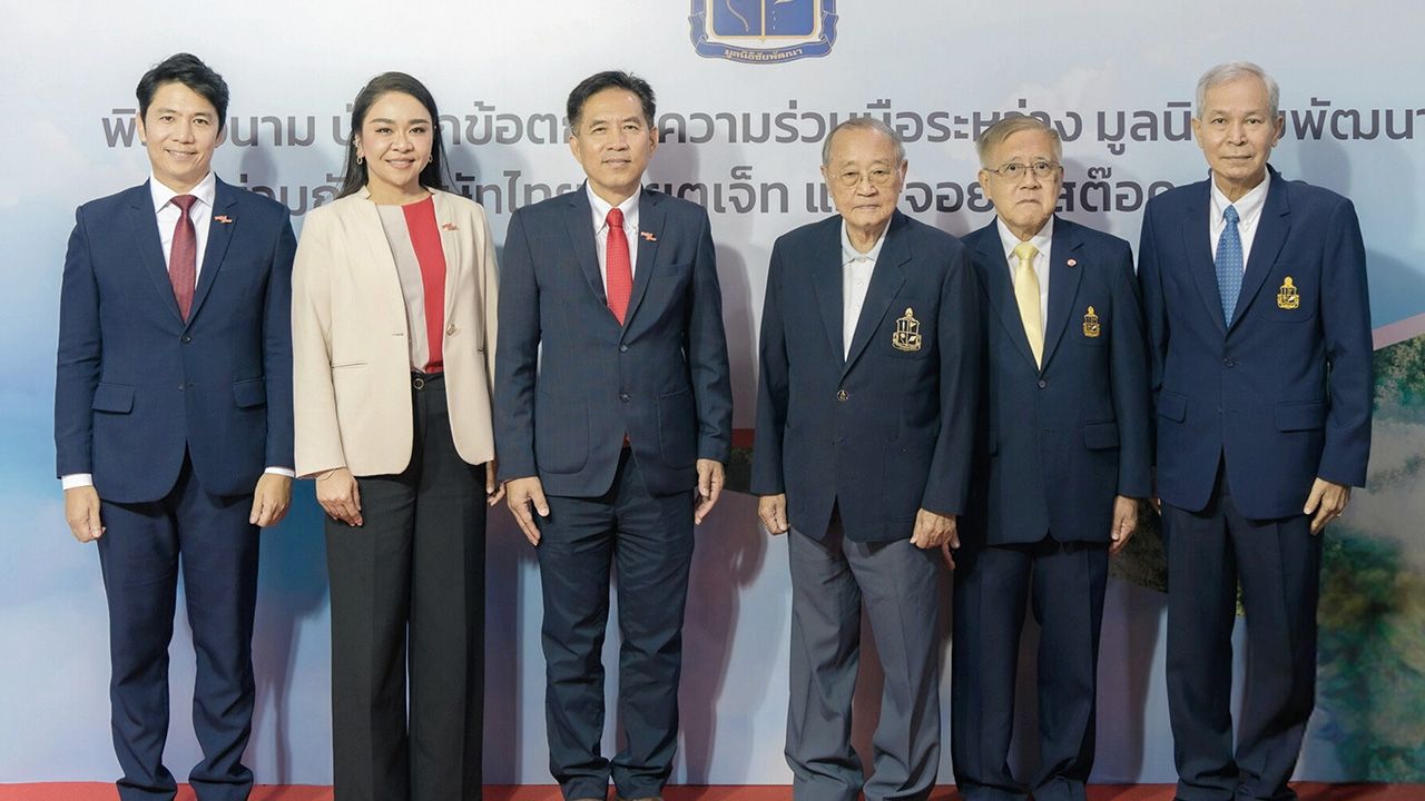 ร่วมมือ - ดร.สุเมธ ตันติเวชกุล และ วรเนติ หล้าพระบาง ลงนามความร่วมมือกับกองทุนฟลาย กรีนฟันด์ ของสายการบินเวียตเจ็ทไทยแลนด์ เพื่อสนับสนุนการดำเนินงานของมูลนิธิชัยพัฒนา โดยมี เทอดศักดิ์ บุณยขจร และ สญาดา เบญจกุล มาร่วมในพิธีด้วย ที่มูลนิธิชัยพัฒนา วันก่อน.