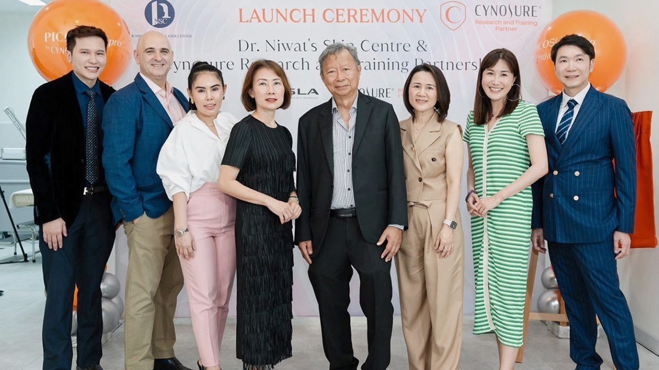 ผู้ชำนาญ - บีบี เตียว และ วรุตม์ สุทธินันท์ มอบโล่ “Cynosure Research and Training Partner” เพื่อเชิดชูเกียรติแก่ ศ.นพ.นิวัติ พลนิกร แพทย์ผู้ชำนาญการด้านศัลยกรรมเลเซอร์ผิวหนัง โดยมี จุรีพร แสนเมือง มาร่วมปลื้มด้วย ที่ศูนย์ศัลยกรรมผิวหนัง อ.หัวหิน จ.ประจวบคีรีขันธ์ วันก่อน.