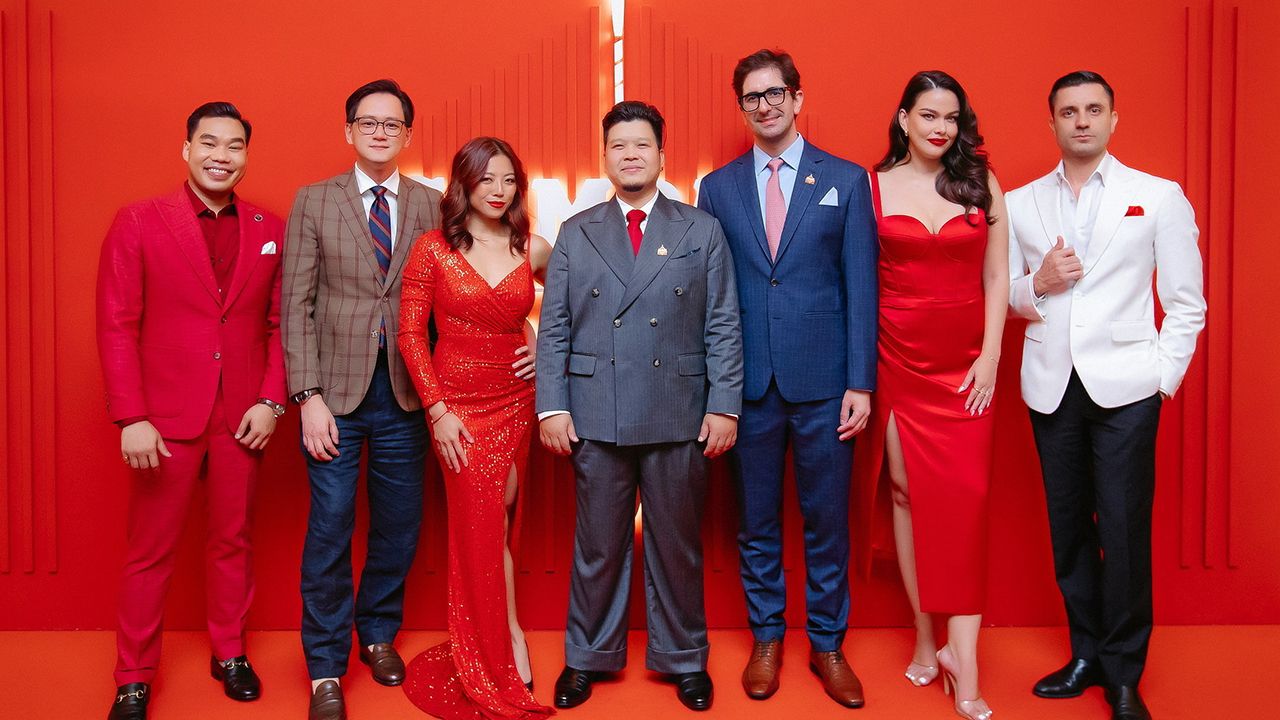 บาร์เทนเดอร์ ซิมโฟนี ลู และ อาร์โน ชอนเฟลเดอร์ จัดงาน “Campari Red Hands Thailand 2024” การแข่งขันค็อกเทลบาร์เทนเดอร์ พร้อมมอบรางวัลให้ผู้ชนะเลิศ ธีรดนย์ ดิสระโดยมี ศุภวิชญ์ มุททารัตน์ และ ธนมน สุทนต์ มาร่วมงานด้วย ที่โรงแรมเรดิสัน บลู พลาซา.