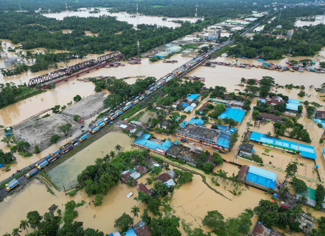 ภาพถ่ายทางอากาศ แสดงให้เห็นเมืองเฟนี ทางตะวันออกเฉียงใต้ของบังกลาเทศ ประสบภัยน้ำท่วมหนัก 