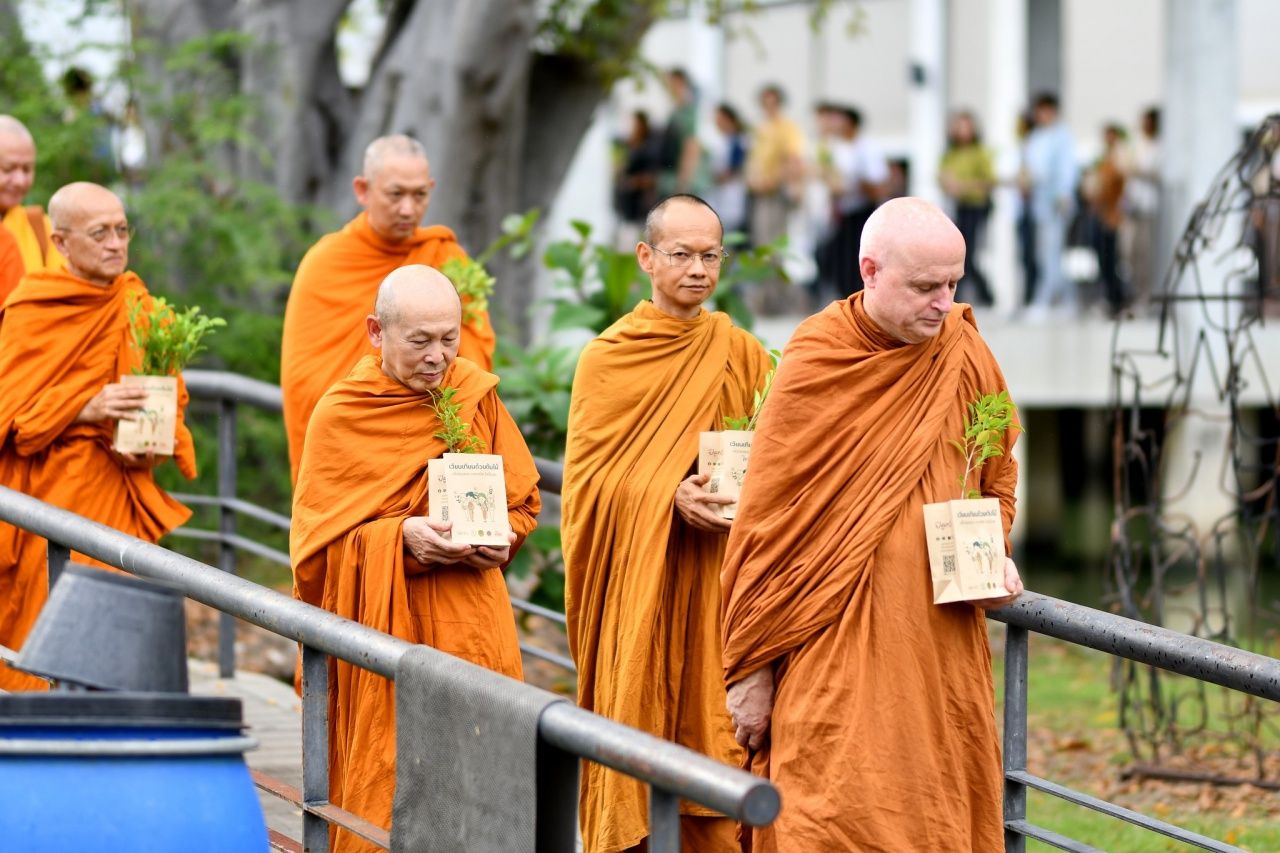 ภาพจากเพจ : ปลูกต้นไม้ ปลูกธรรมะ 