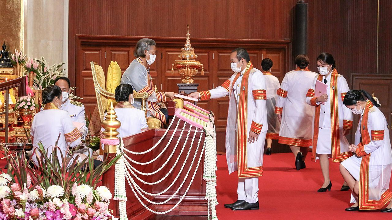 สมเด็จพระกนิษฐาธิราชเจ้า กรมสมเด็จพระเทพรัตนราชสุดาฯ สยามบรมราชกุมารี เสด็จฯแทนพระองค์ ไปพระราชทานปริญญาบัตรแก่ผู้สำเร็จการศึกษาจากจุฬาลงกรณ์มหาวิทยาลัย ณ จุฬาลงกรณ์มหาวิทยาลัย เมื่อวันที่ 4 ตุลาคม.