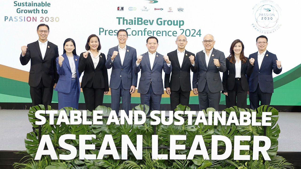 โปรดทราบ - ฐาปน สิริวัฒนภักดี แถลงข่าวแผนดำเนินงาน “PASSION 2030” เสริมความแกร่ง สรรค์สร้างการเติบโตอย่างยั่งยืน โดยมี โฆษิต สุขสิงห์, ประภากร ทองเทพไพโรจน์, ไมเคิล ไชน์ และ ต้องใจ ธนะชานันท์ มาร่วมงานด้วย ที่ศูนย์การประชุมแห่งชาติสิริกิติ์ วันก่อน.