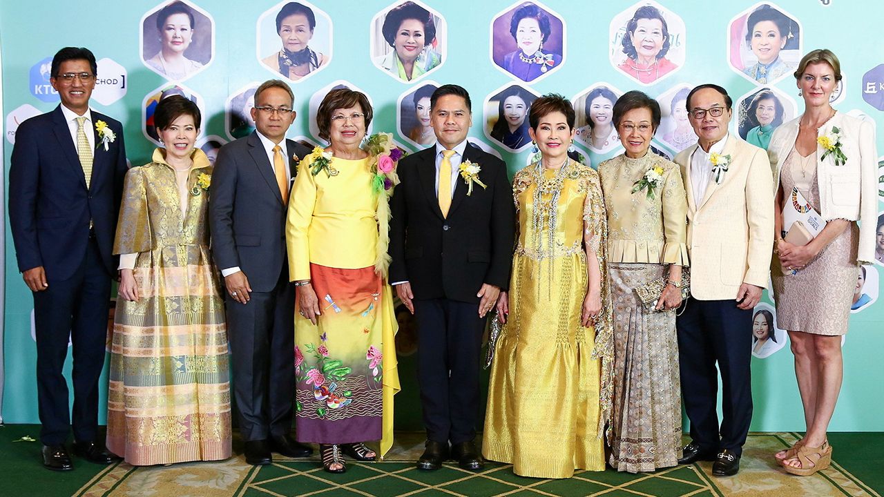 นักธุรกิจสตรี วราวุธ ศิลปอาชา และ คุณหญิงณัฐิกา วัธนเวคิน อังอุบลกุล เป็นประธานในงานประกาศรางวัลเกียรติคุณ สหพันธ์สมาคมสตรีนักธุรกิจและวิชาชีพ โดยมี ศ.กิติพงศ์ อุรพีพัฒนพงศ์ และ มาลีรัตน์ ปลื้มจิตรชม มาร่วมงานด้วย ที่โรงแรมแกรนด์ ไฮแอท เอราวัณ วันก่อน.