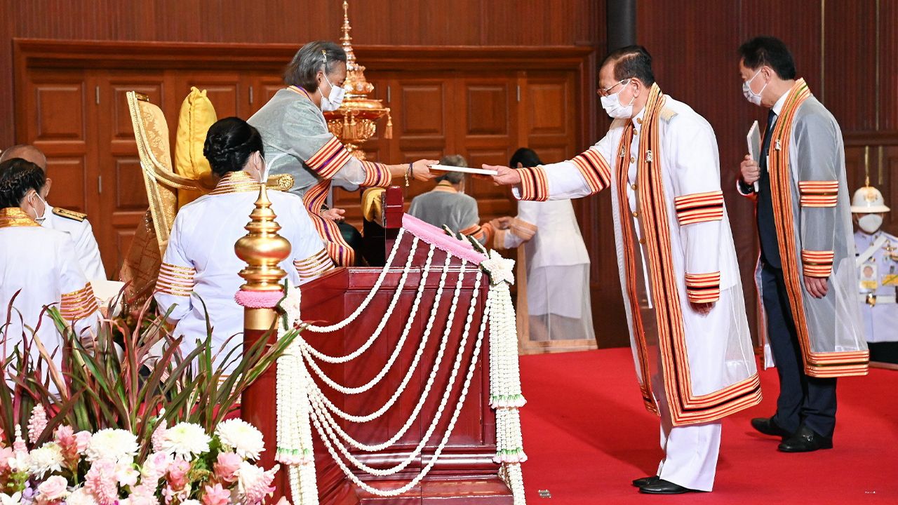 สมเด็จพระกนิษฐาธิราชเจ้า กรมสมเด็จพระเทพรัตนราชสุดาฯ สยามบรมราชกุมารี เสด็จฯแทนพระองค์ไปพระราชทานปริญญาบัตรแก่ผู้สำเร็จการศึกษาจากจุฬาลงกรณ์มหาวิทยาลัย ในการนี้ อารีย์ วงศ์อารยะเข้ารับพระราชทานปริญญารัฐศาสตรดุษฎีบัณฑิตกิตติมศักดิ์ ณ หอประชุมจุฬาลงกรณ์มหาวิทยาลัย เมื่อวันที่ 2 ตุลาคม.