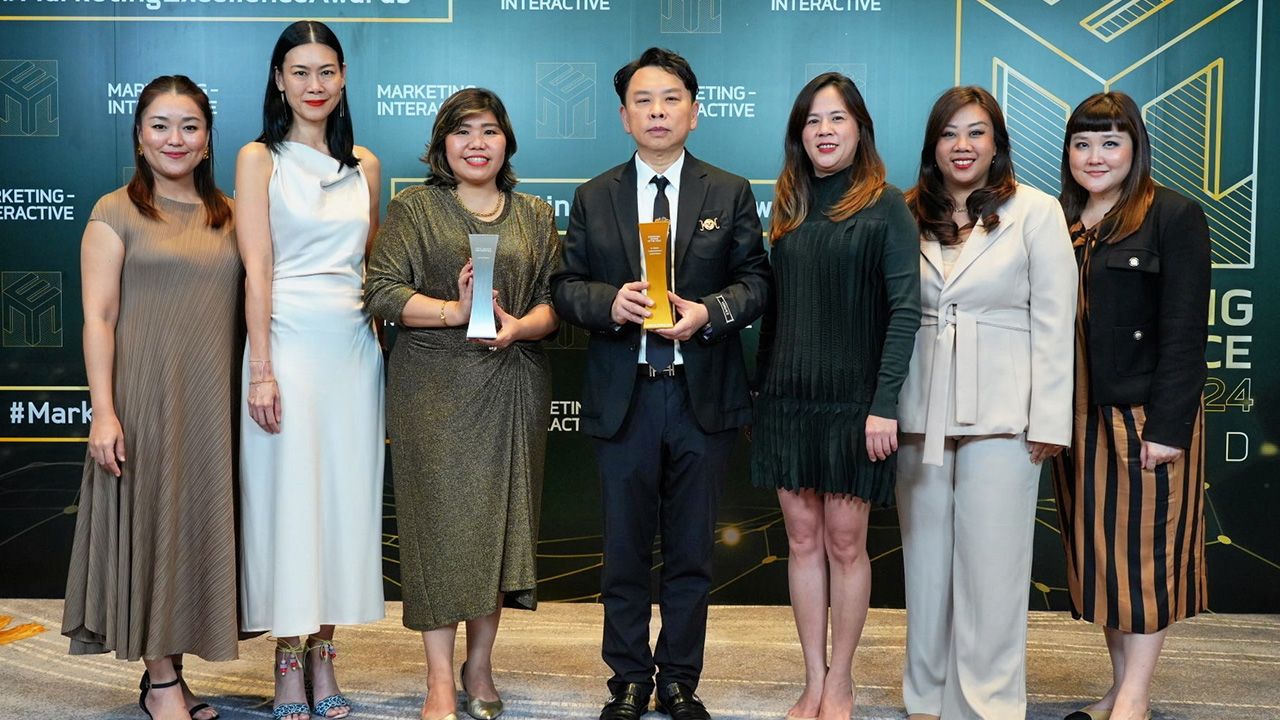 เป็นเลิศ - ดร.ณัฐกิตติ์ ตั้งพูลสินธนา รับรางวัล Marketing Leader of the Year และ Excellence in B2B Marketing ในงาน Marketing Excellence Awards 2024 โดยมี นภพรรษ ฤดีสุนันท์ และ พรวดี โรจน์รุ่งสัตย์ มาร่วมงานด้วย ที่โรงแรมมิลเลนเนียม ฮิลตัน วันก่อน.