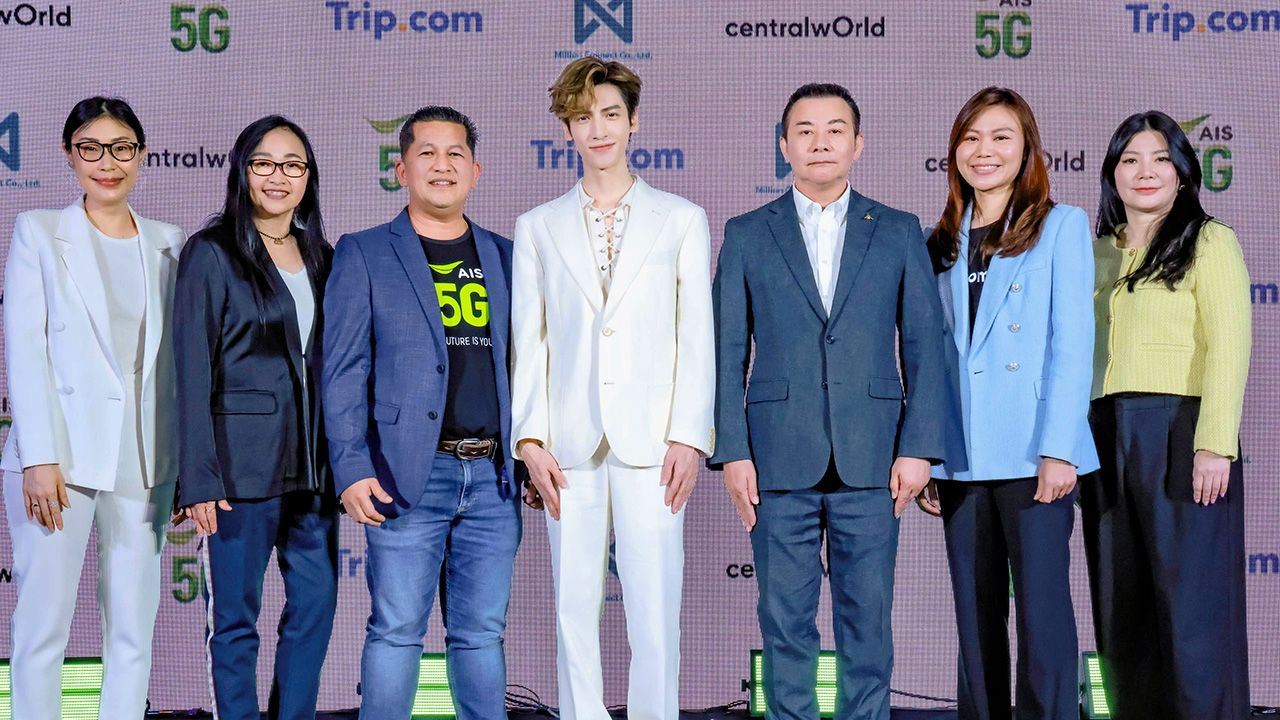 นัมเบอร์วัน - ฤดีพรรณ เต็มชื่น และ เลิศชัย กดทรัพย์ จัดแคมเปญ “Trip.com x AIS5G Most Preferred Network” มอบประสบการณ์การใช้งานเครือข่าย 5G ดีที่สุดของไทยจากซิม AIS LUCKY TOURIST โดยมี พิณรัตน์ กิติเวชกุล และ หลัว อวิ๋น ซี มาร่วมงานด้วย ที่เซ็นทรัลเวิลด์ วันก่อน.