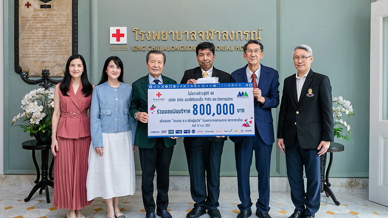 สมทบทุน - สันติ วิริยะรังสฤษฎ์ มอบเงิน 800,000 บาท ให้ รศ.นพ.ฉันชาย สิทธิพันธุ์ เพื่อสมทบกองทุน ส.ธ. เพื่อผู้สูงวัย ในโอกาสก้าวสู่ปีที่ 44 บริษัทมีเดีย แอสโซซิเอตเต็ด โดยมี ชัยรัตน์ เมฆศุกรีย์ และ ภาคนี-ภริตา วิริยะรังสฤษฎ์ มาร่วมมอบด้วย ที่ รพ.จุฬาลงกรณ์ วันก่อน.