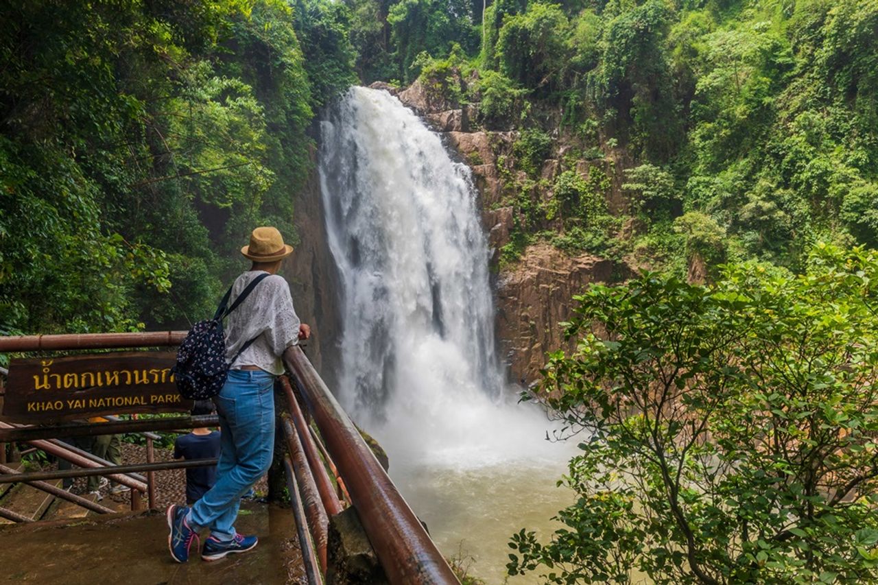 น้ำตกเหวนรก เขาใหญ่ (ภาพจาก iStock)