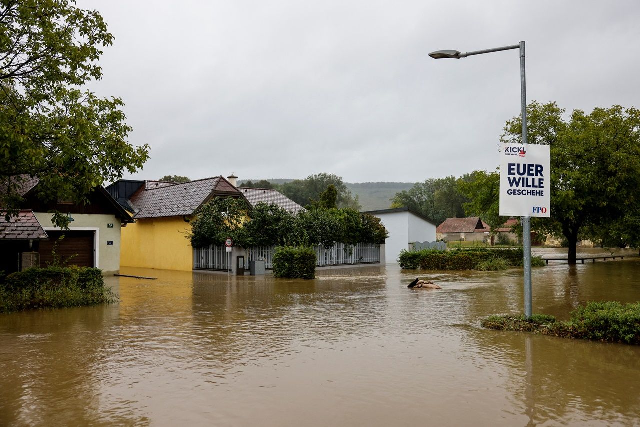 น้ำท่วมที่เมืองลังเงินลอยส์ ในออสเตรีย หลังจากฝนตกหนัก