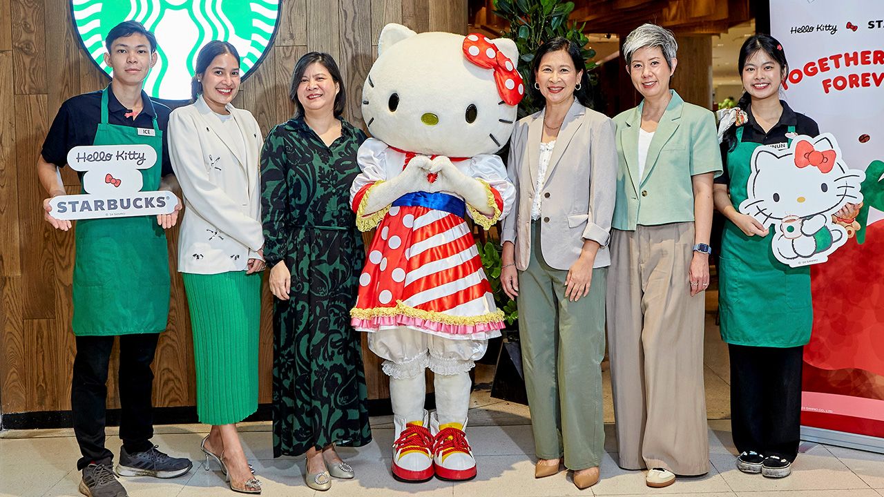 น่ารักจังเลย สุมนพินทุ์ โชติกะพุกกณะ เปิดตัว “Hello Kitty | Starbucks®” คอลเลกชันดริ๊งก์แวร์สุดน่ารัก 7 แบบ ไลฟ์สไตล์แอคเซสเซอรี 4 แบบและเครื่องดื่มรสแอปเปิล เพื่อฉลอง 50 ปี Hello Kitty โดยมี นิภารัตน์ เยาว์วิวัฒน์ มาร่วมงานด้วย ที่ร้านสตาร์บัคส์ รีเสิร์ฟ เซ็นทรัลเวิลด์ วันก่อน.