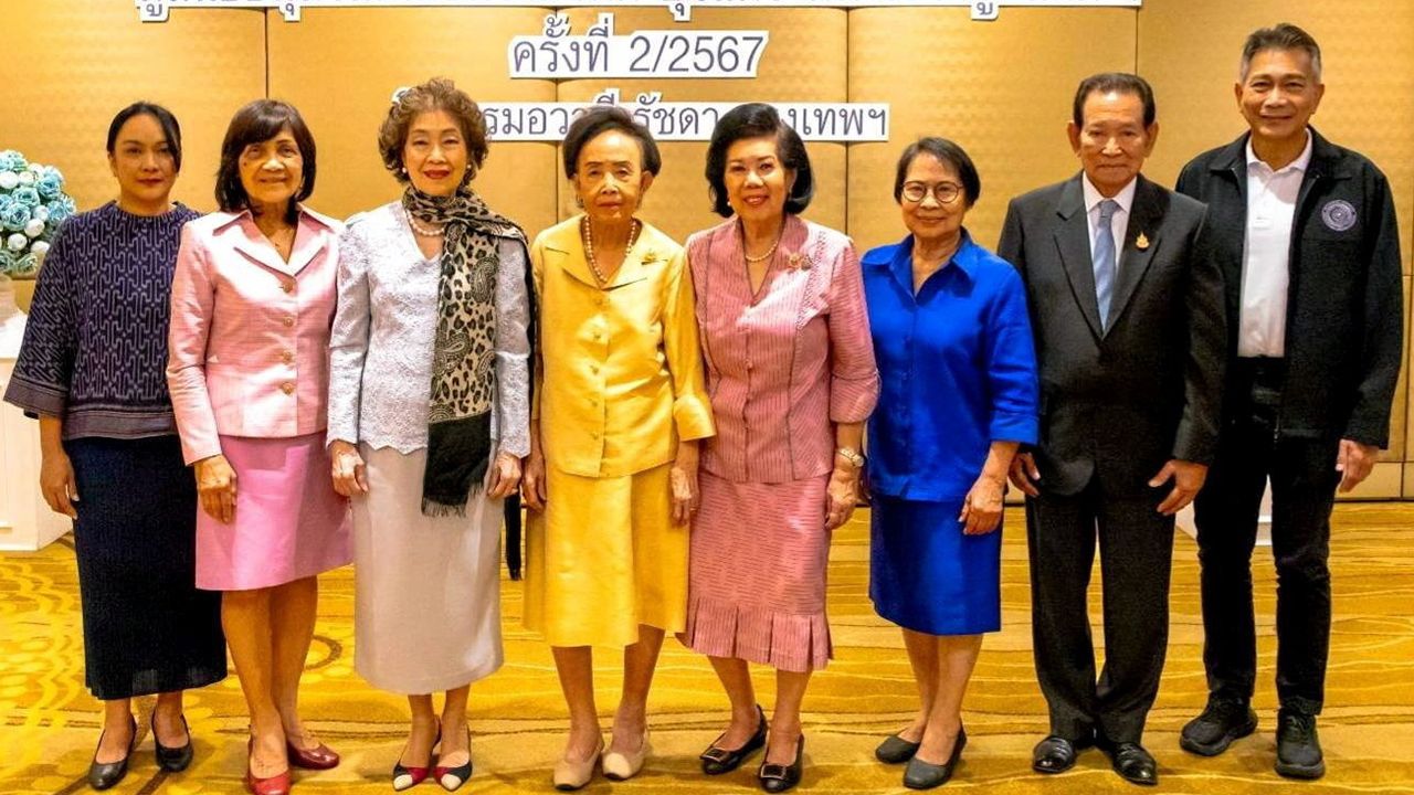 มีคุณธรรม คุณหญิงแสงเดือน ณ นคร จัดประชุมเตรียมมอบรางวัลหม่อมงามจิตต์ บุรฉัตร บุคคลสำคัญของโลก เพื่อสร้างเสริมคนดีมีคุณธรรม ครั้งที่ 36 โดยมี อารยา อรุณานนท์ชัย, ผศ.ดร.พรทิพย์ พุกผาสุข และ อุบล อัครพัฒน์ มาร่วมประชุมด้วย ที่โรงแรมอวานี รัชดา วันก่อน.