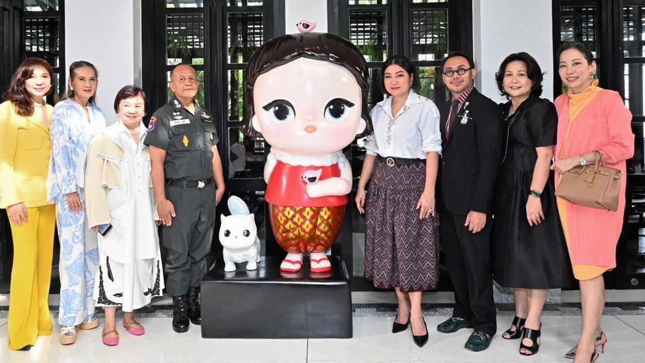 หารายได้ นิภาพรรณ สุขวิมล เปิดโครงการ “กระถินริมรั้ว” และ Art Sculpture งานปั้นมือ ไฟเบอร์กลาสผลงานของ สมนึก คลังนอก เพื่อหารายได้สมทบทุนโรงเรียน ตชด. โดยมี พล.ต.ต.ศิริกุล บุญอิ้ง และ ลาวัลย์ กันชาติ มาร่วมงานด้วย ที่โรงแรมเดอะ สยาม วันก่อน.